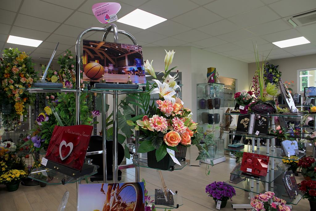 Rayon avec un bouquet de fleurs artificielles