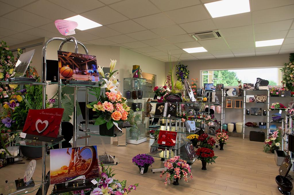 Articles funéraires à l'intérieur de l'agence