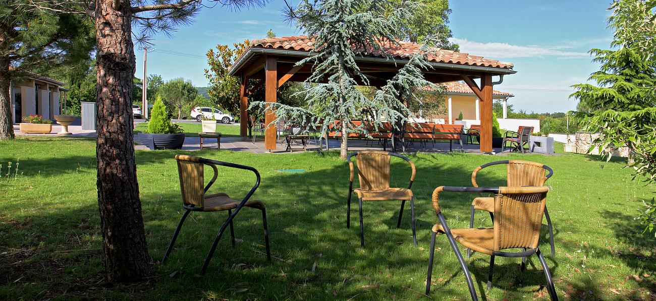 Chaises sur la pelouse