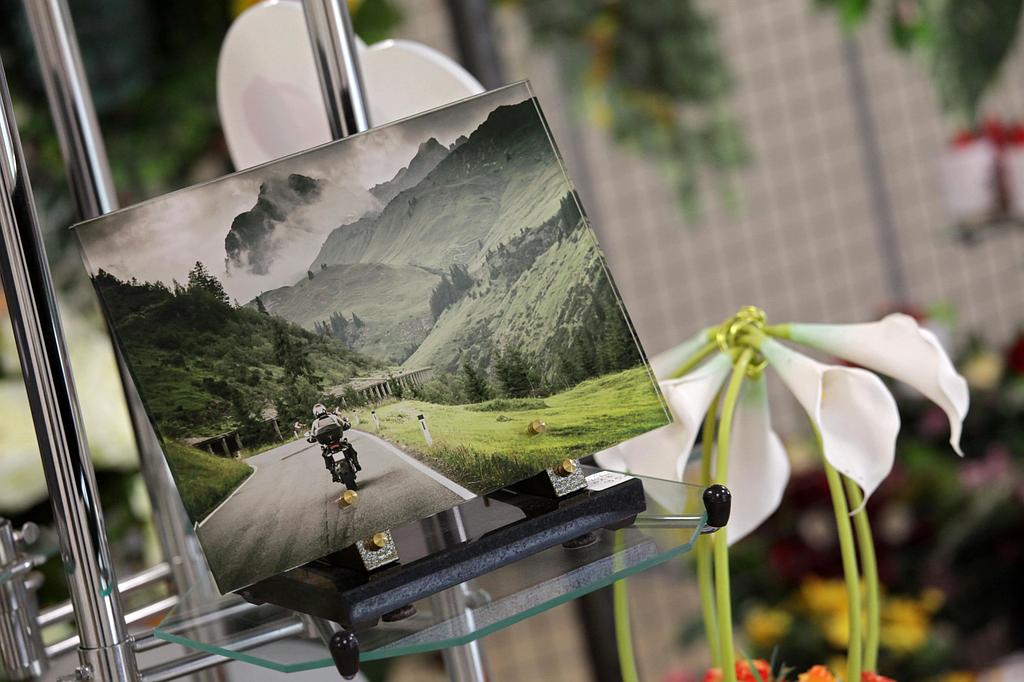 Photo-porcelaine avec un motard dans les montagnes