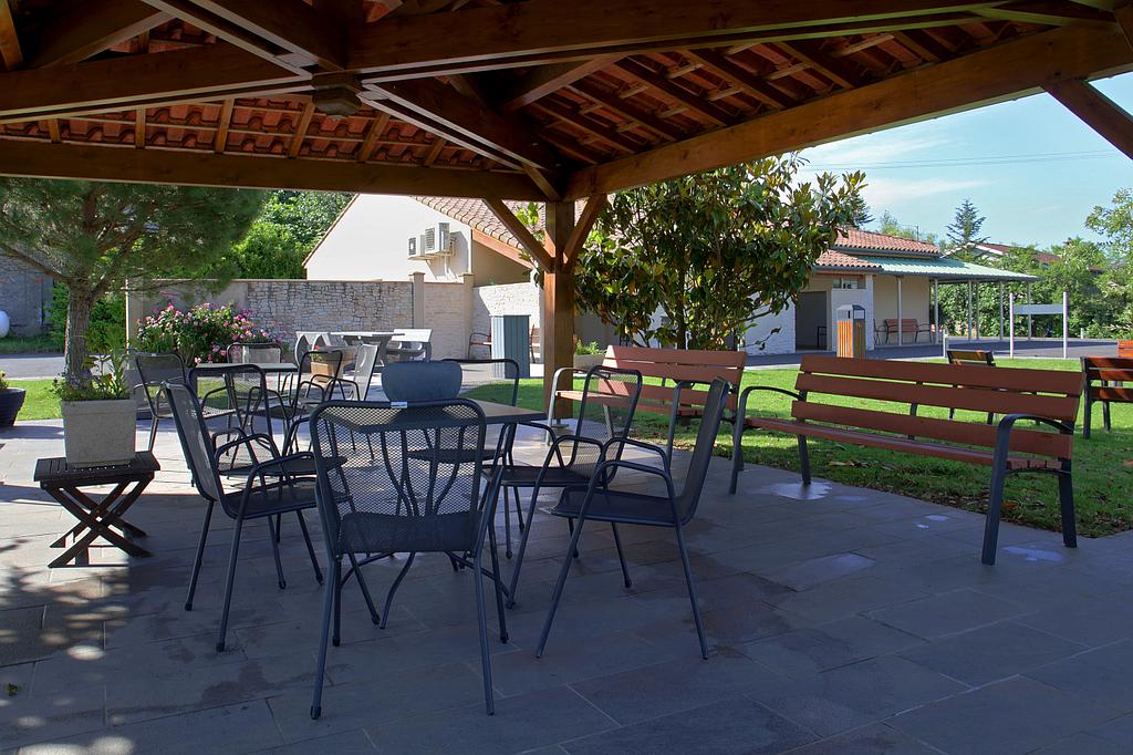 Chaises sous une pergola