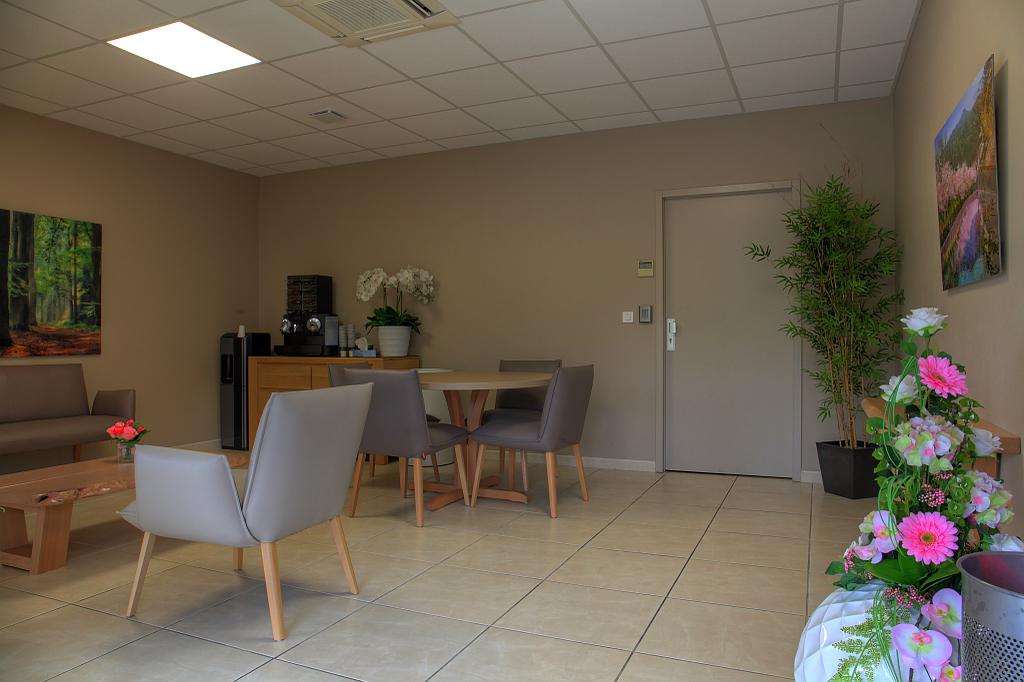 Tables et chaises devant la machine à café