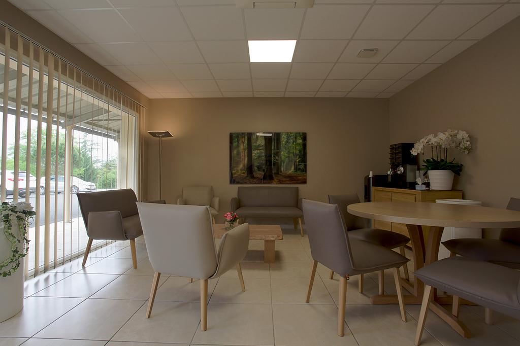 Ensemble de salons du funérarium