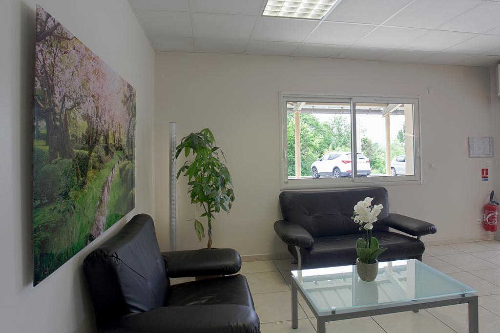 Canapés noirs devant une table basse en verre