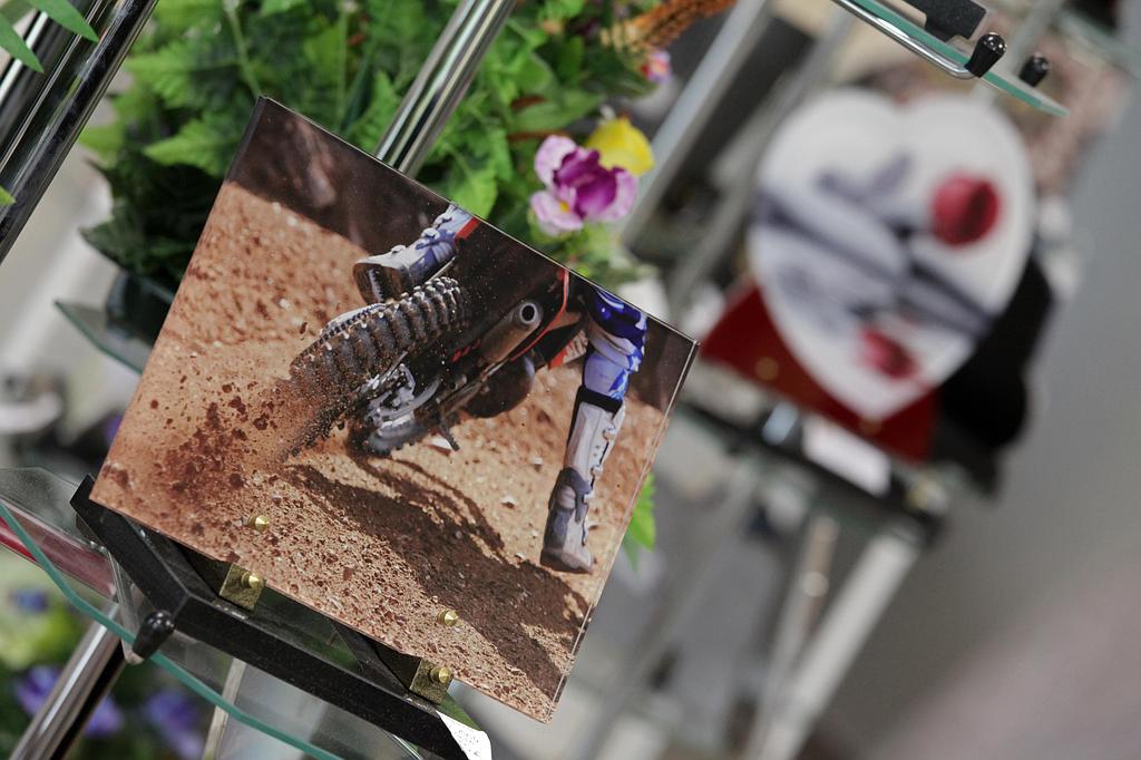 Photo-porcelaine avec une moto cross