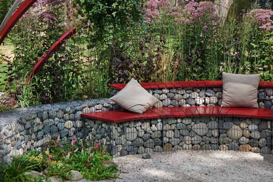 Petit jardin zen avec des bancs en gabion décorés