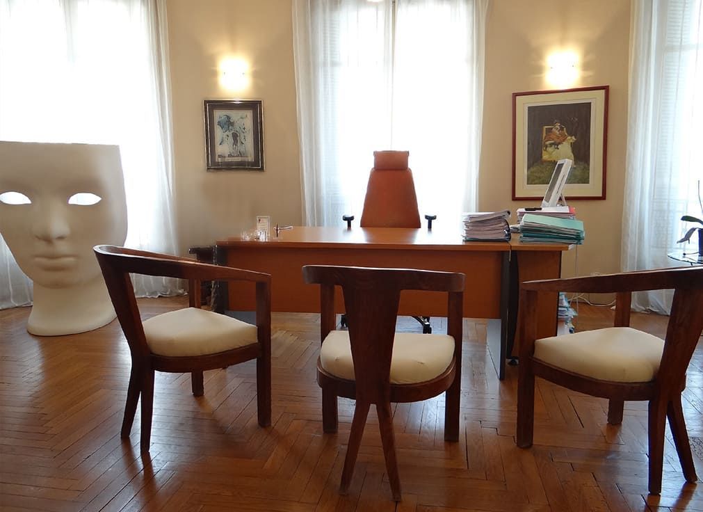 Dans le cabinet de Maître Patrice ROMEO, bureau et chaises