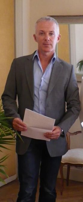 Maître Patrice ROMEO debout tenant des documents papier dans ses mains