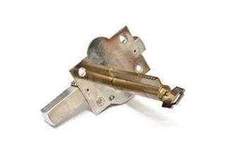 Un primer plano de un objeto de metal sobre un fondo blanco.