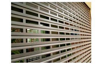 Un primer plano de una persiana metálica en un edificio.