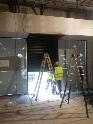 Un grupo de trabajadores de la construcción está trabajando en un edificio.
