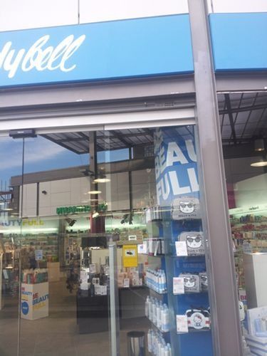 Un escaparate con un cartel azul que dice agua llena