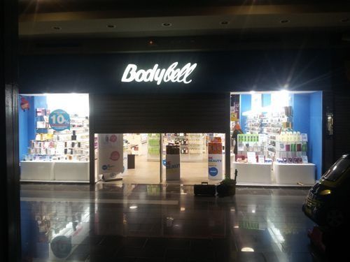 Una tienda Bodybell en un centro comercial por la noche.