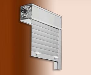 Una persiana blanca cuelga de una pared marrón.