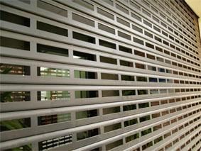 Un primer plano de una persiana metálica en un edificio.