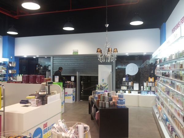 El interior de una tienda con una lámpara de araña colgando del techo.