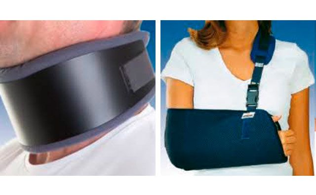 Un hombre que lleva un collarín negro y una mujer que lleva un cabestrillo azul.