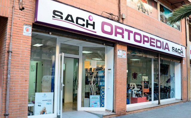 Un escaparate con un cartel que dice Sach Ortopedia