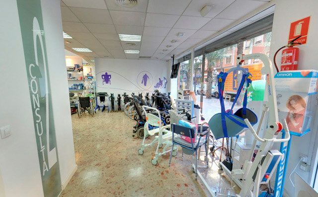 Una habitación con muchas sillas y un extintor en la pared.