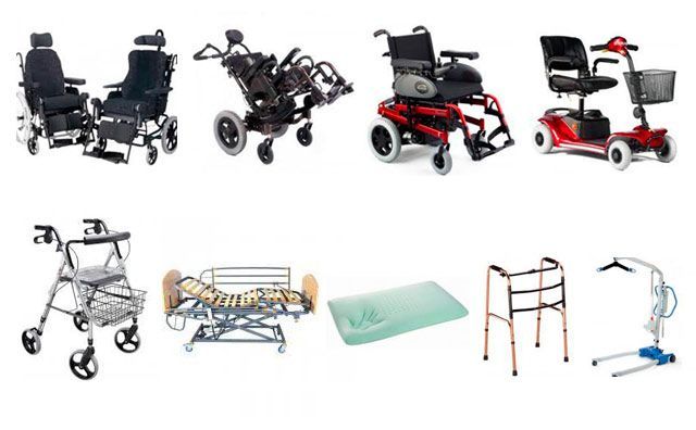 Un montón de diferentes tipos de sillas de ruedas y andadores sobre un fondo blanco.