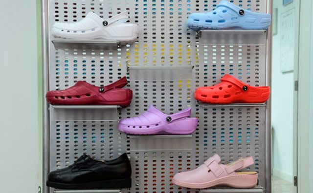 En los estantes de una tienda se exhiben una variedad de zapatos.