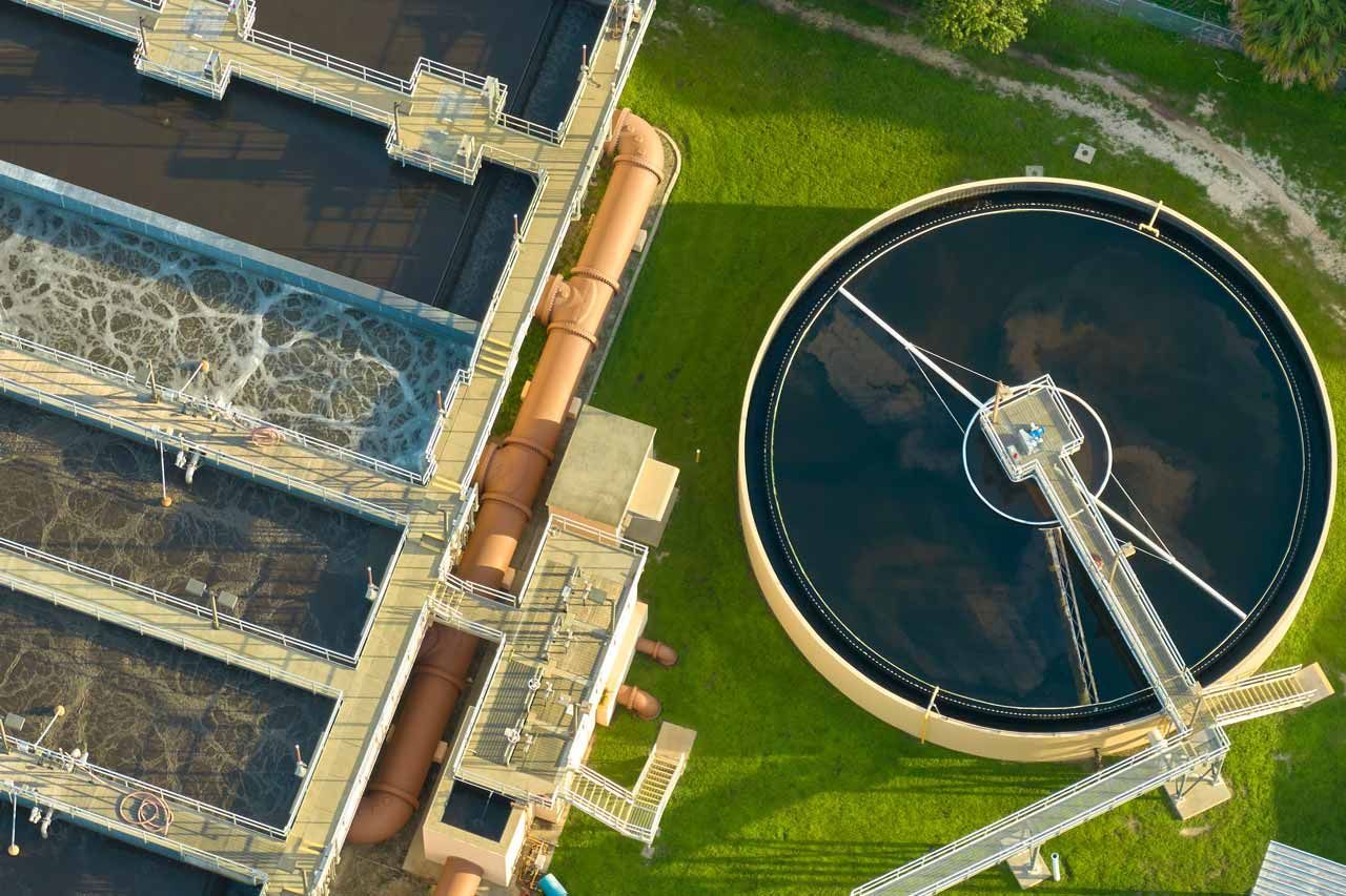 Vue aérienne d'une station d'assainissement des eaux