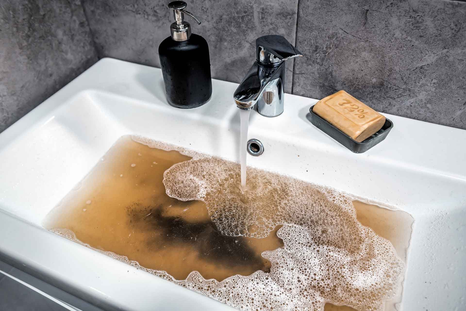 Un lavabo avec de l'eau saumâtre qui ne s'écoule plus