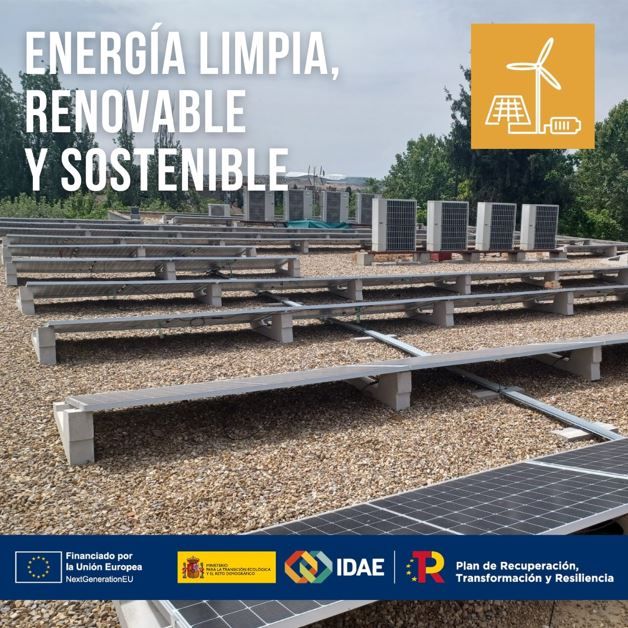 Paneles solares en la azotea que generan energía renovable con el texto 