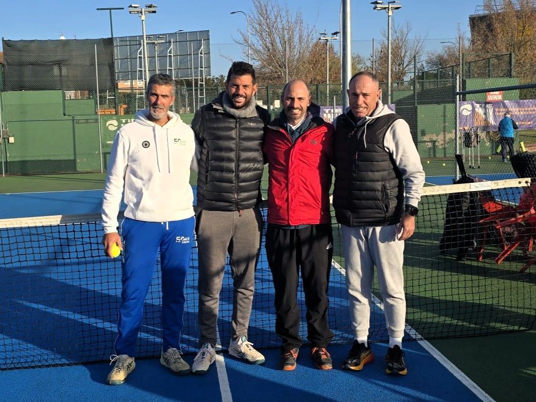 Pelota de tenis sobre una raqueta de tenis, colores verde y amarillo sobre fondo oscuro.