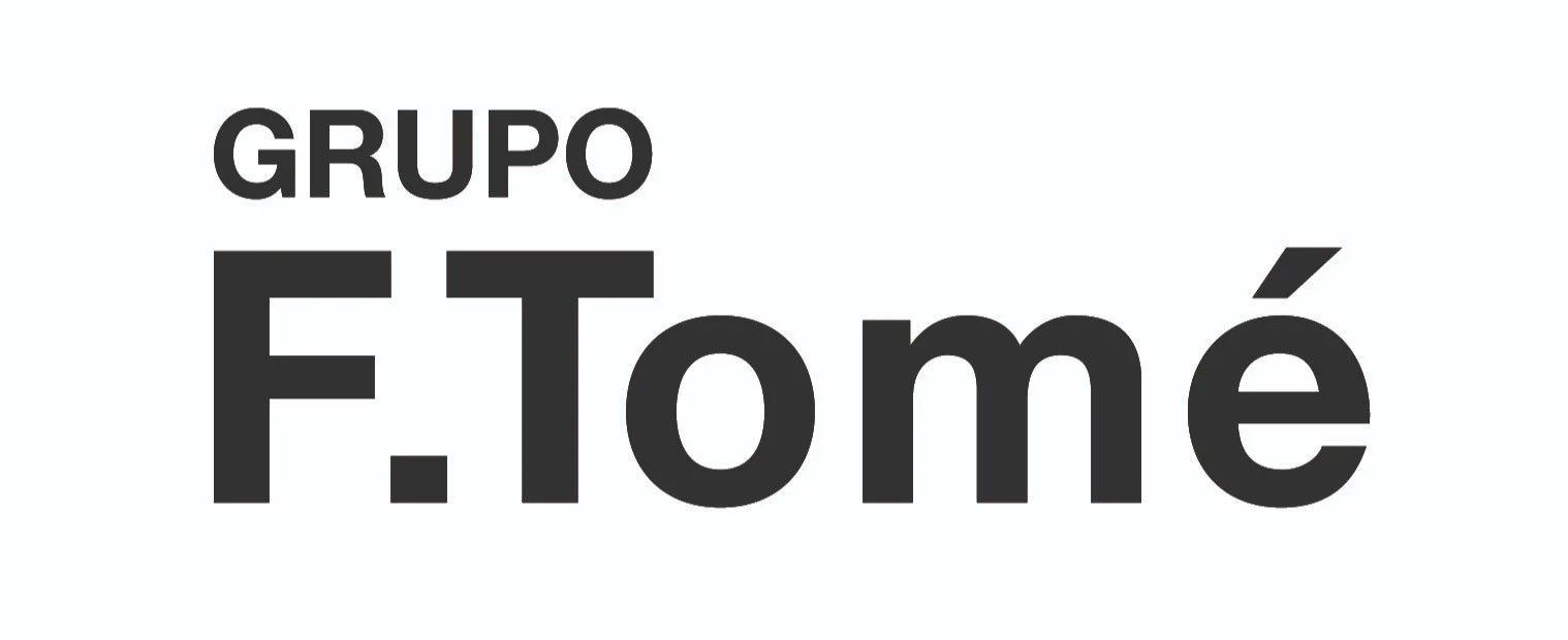 Logotipo del Grupo F. Tome en gris oscuro, con 
