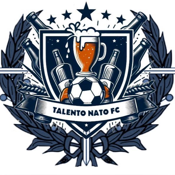 Logotipo del Talento Nato FC: Escudo con jarra de cerveza, balón de fútbol, ​​botellas y texto en pancarta sobre fondo azul.