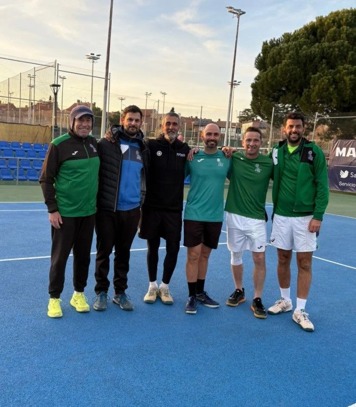 Masajista realizando un masaje de piernas; manos con movimientos de amasado sobre una pierna, en interiores.