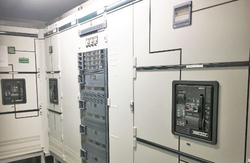 Akkuschrauber schraubt in Elektroverteilungskasten