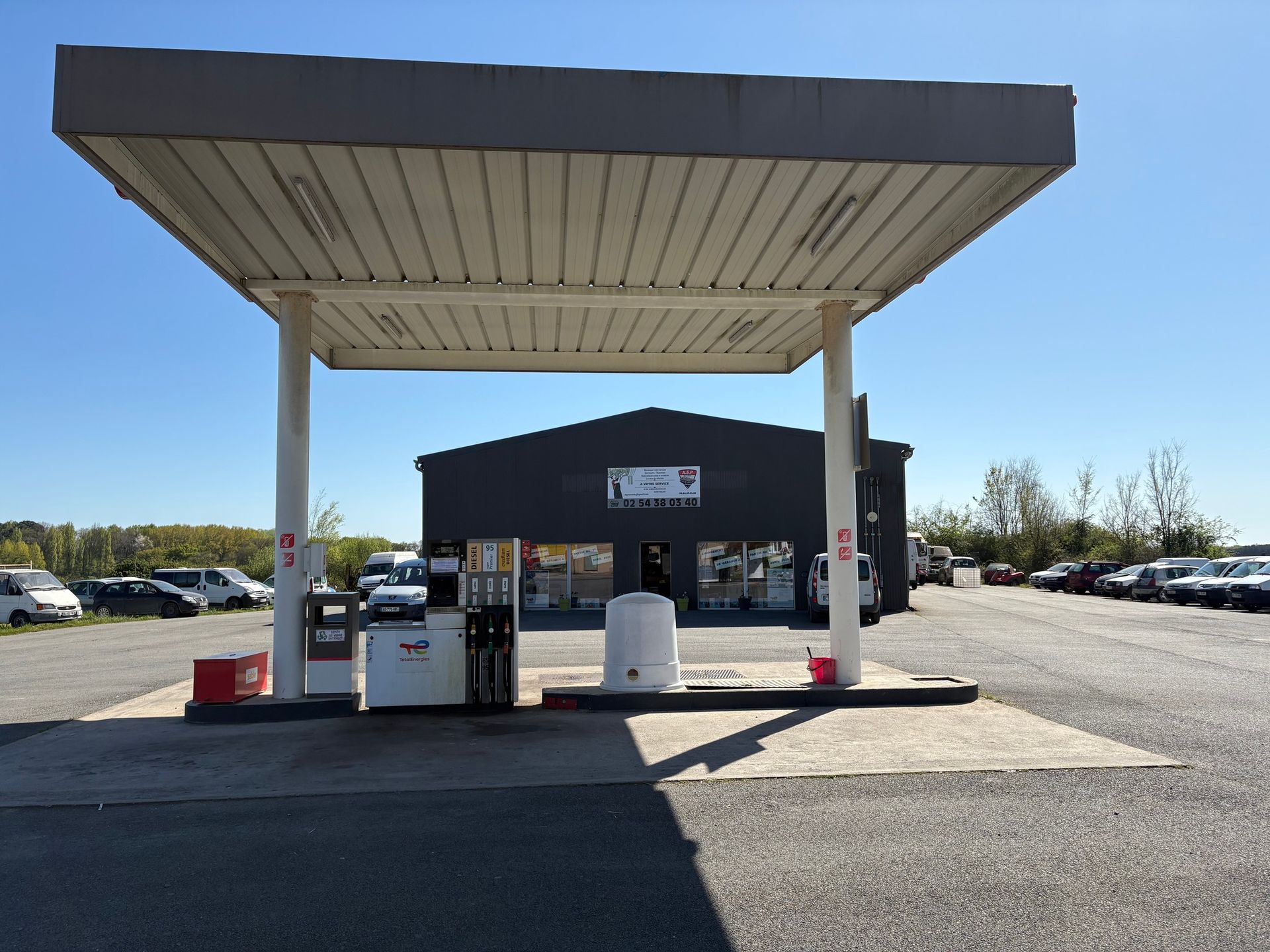 La station-service devant le garage