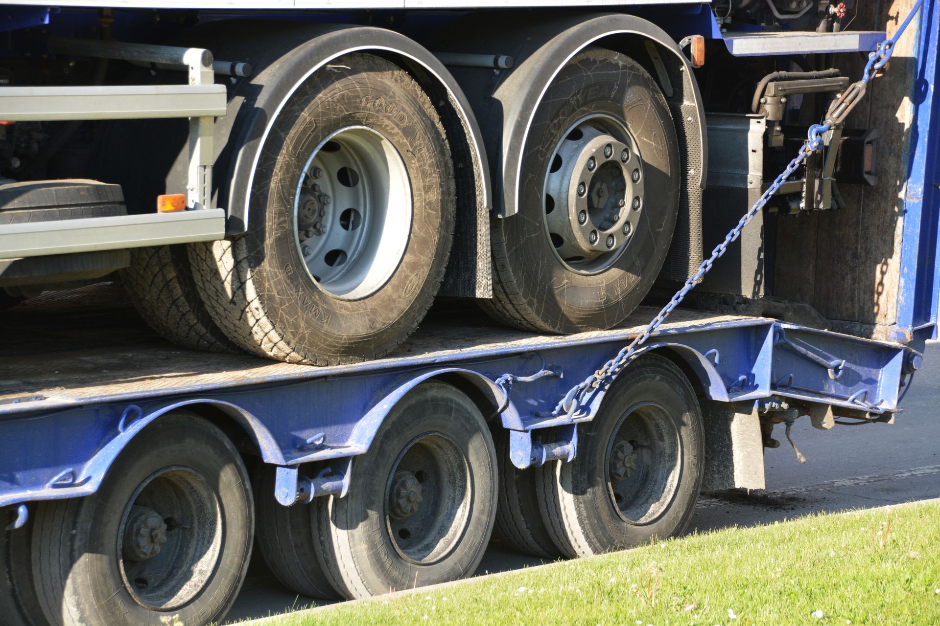 Un camion sur une dépanneuse