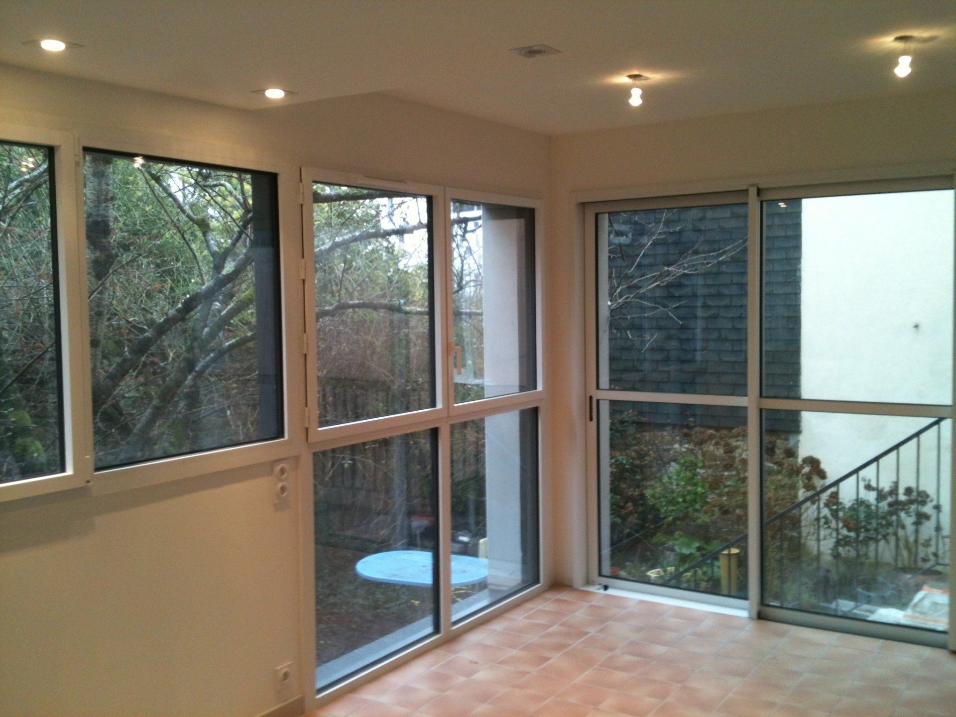 Pièce avec de nombreuses ouvertures