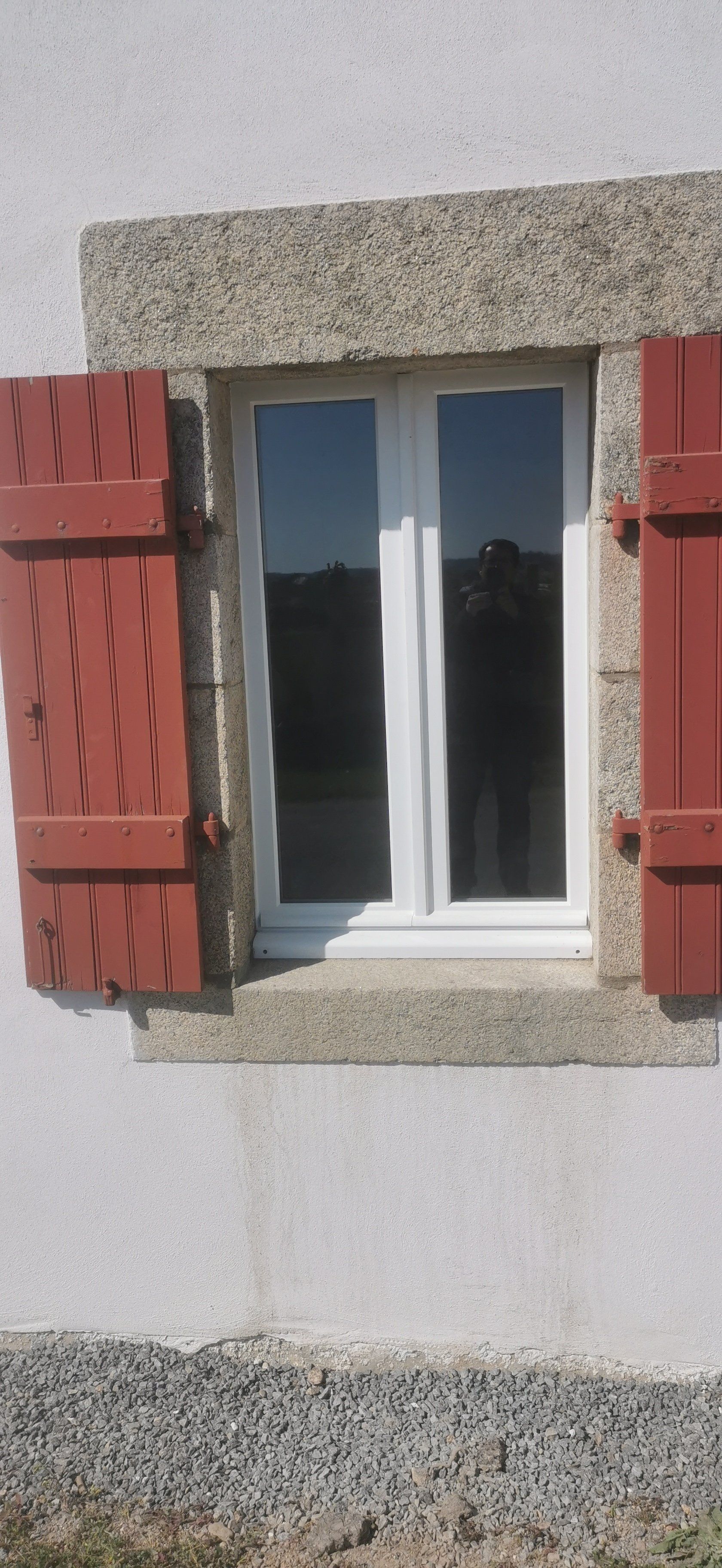 Fenêtres volets rouges
