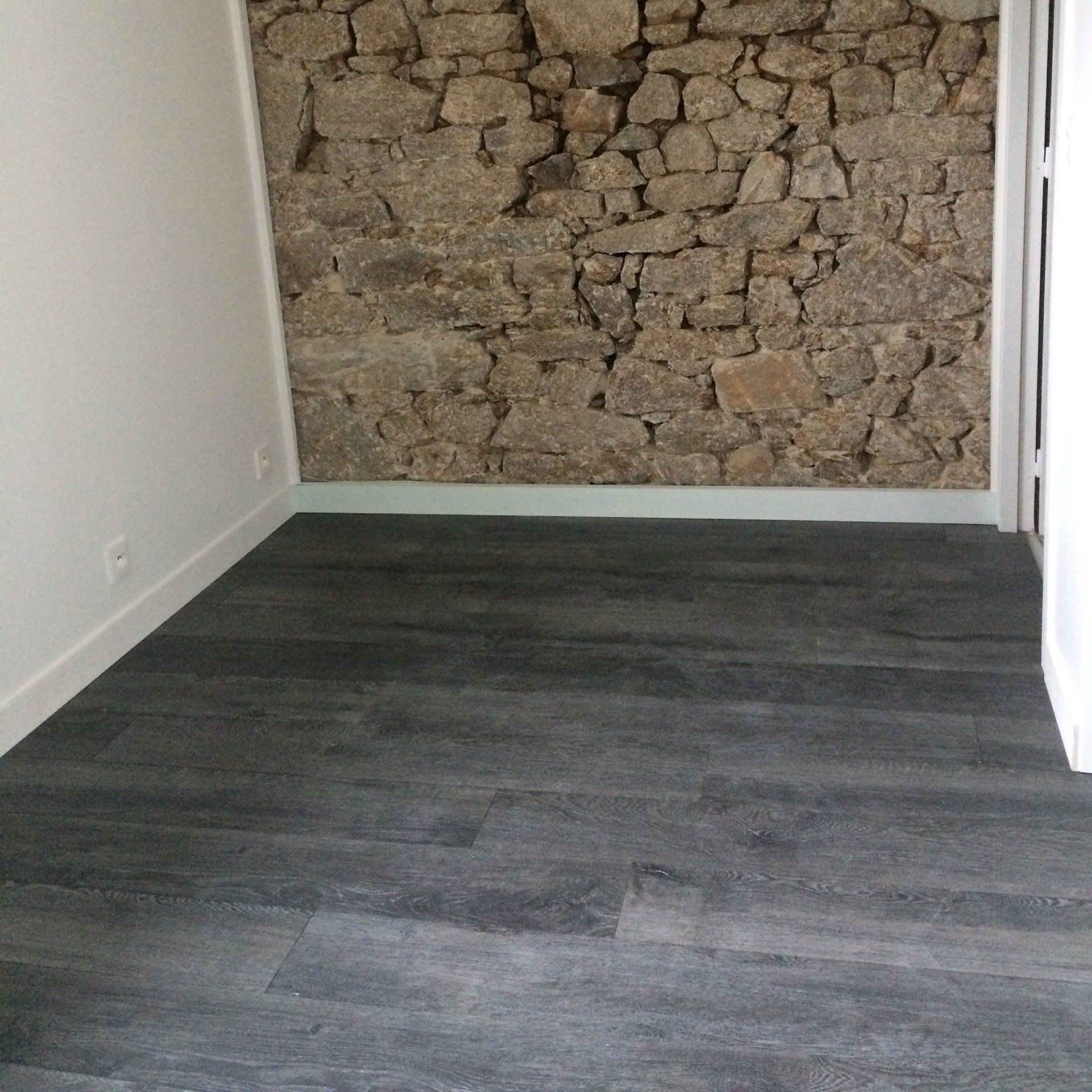 Parquet flottant et mur en pierre