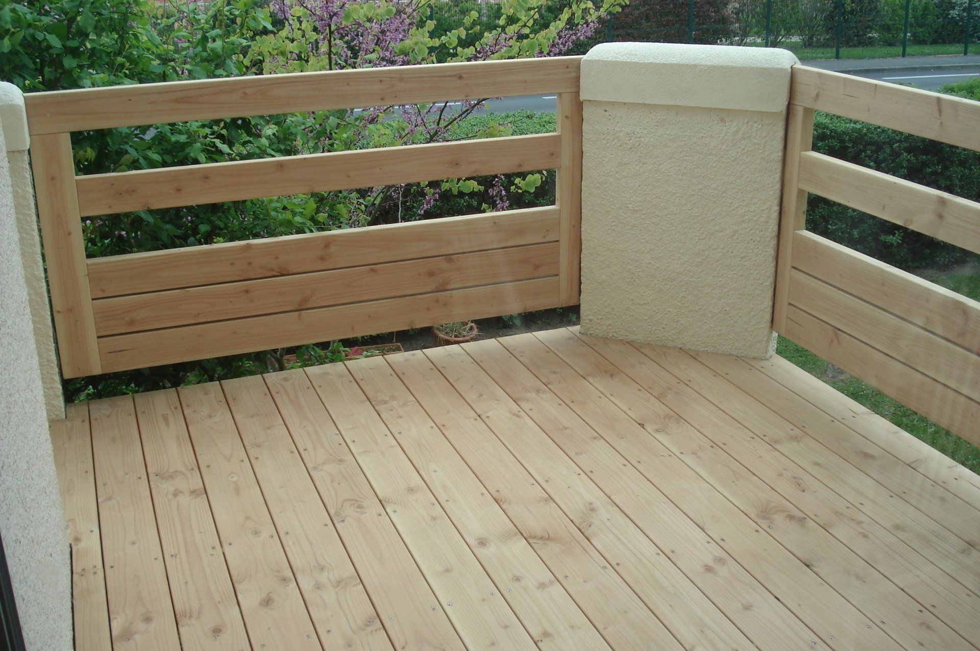 Balcon en bois clair
