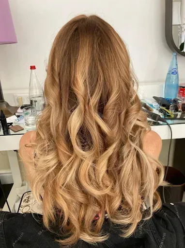 Femme de dos avec des longs cheveux bouclés