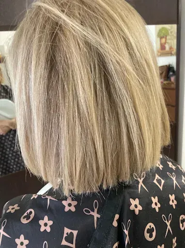 Femme avec un carré court blond