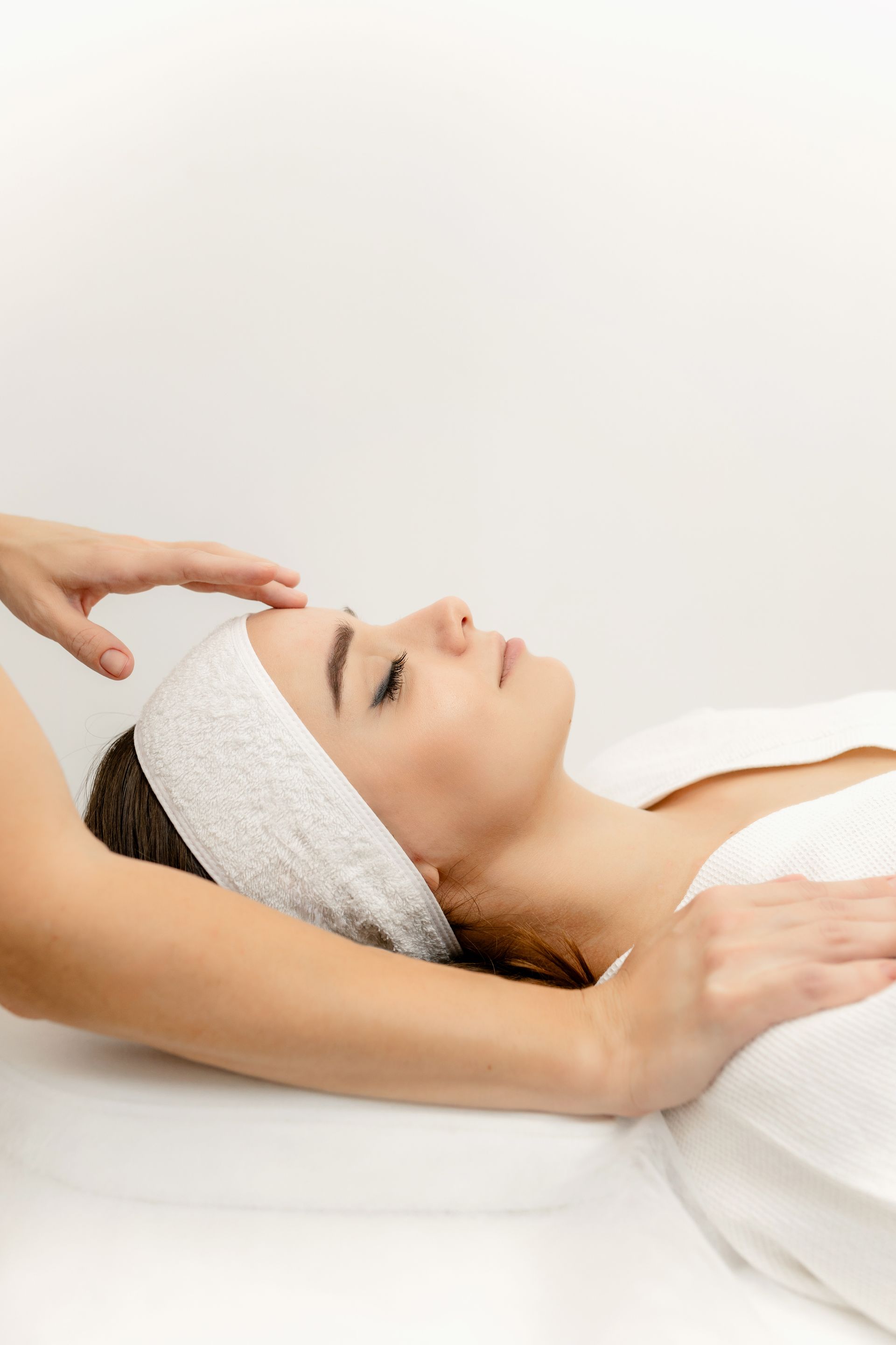 Une femme en soins du visage
