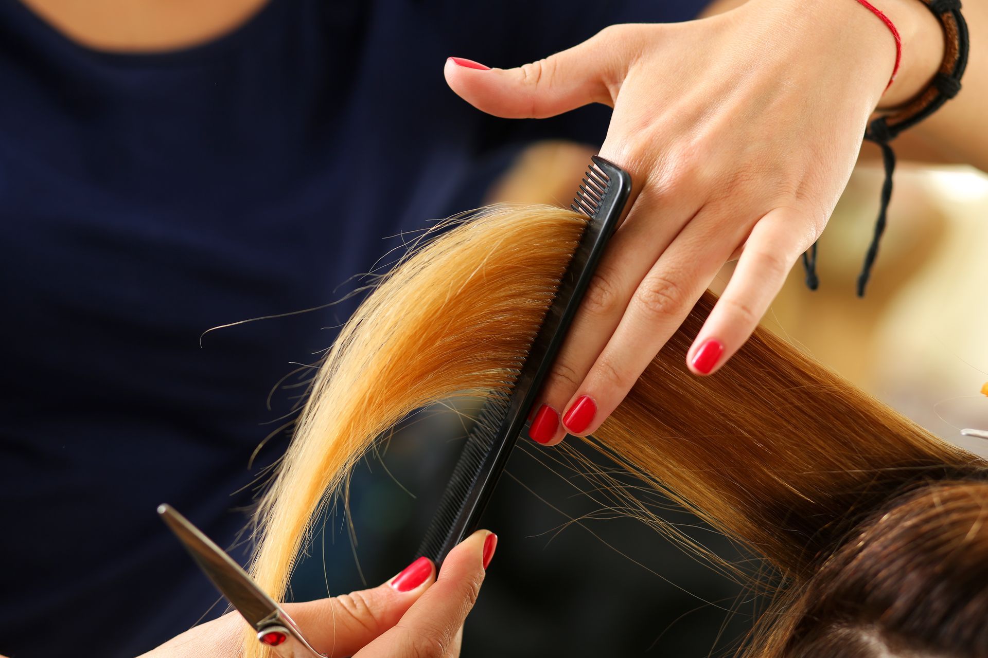 Des cheveux qui se font couper