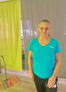 Therapeut massiert Patienten auf Behandlungsliege mit Handschuhen