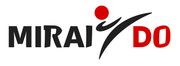 Logo f&uuml;r Mirai Do, mit schwarzem Text und einem roten Kreis/einer roten Figur.