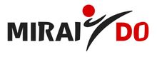 Logo f&uuml;r Mirai Do, mit schwarzem Text und einem roten Kreis/einer roten Figur.