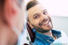 Zahnarztpraxis Matthias Richter Ein Mann beim Zahnarzt