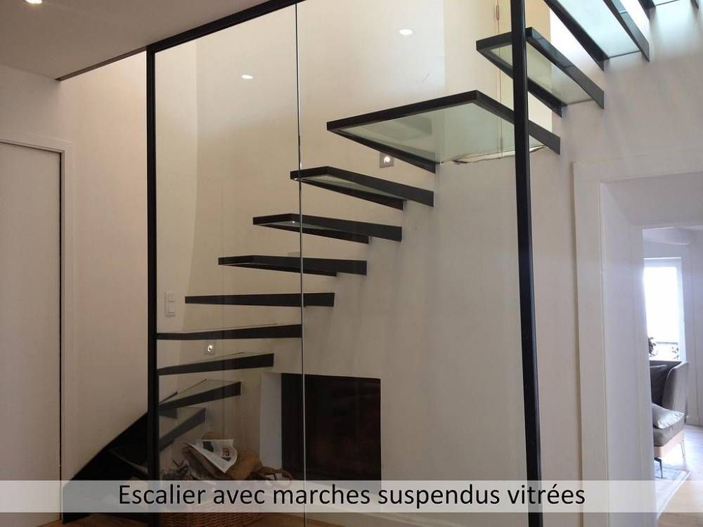 Escalier avec marches suspendues vitrées