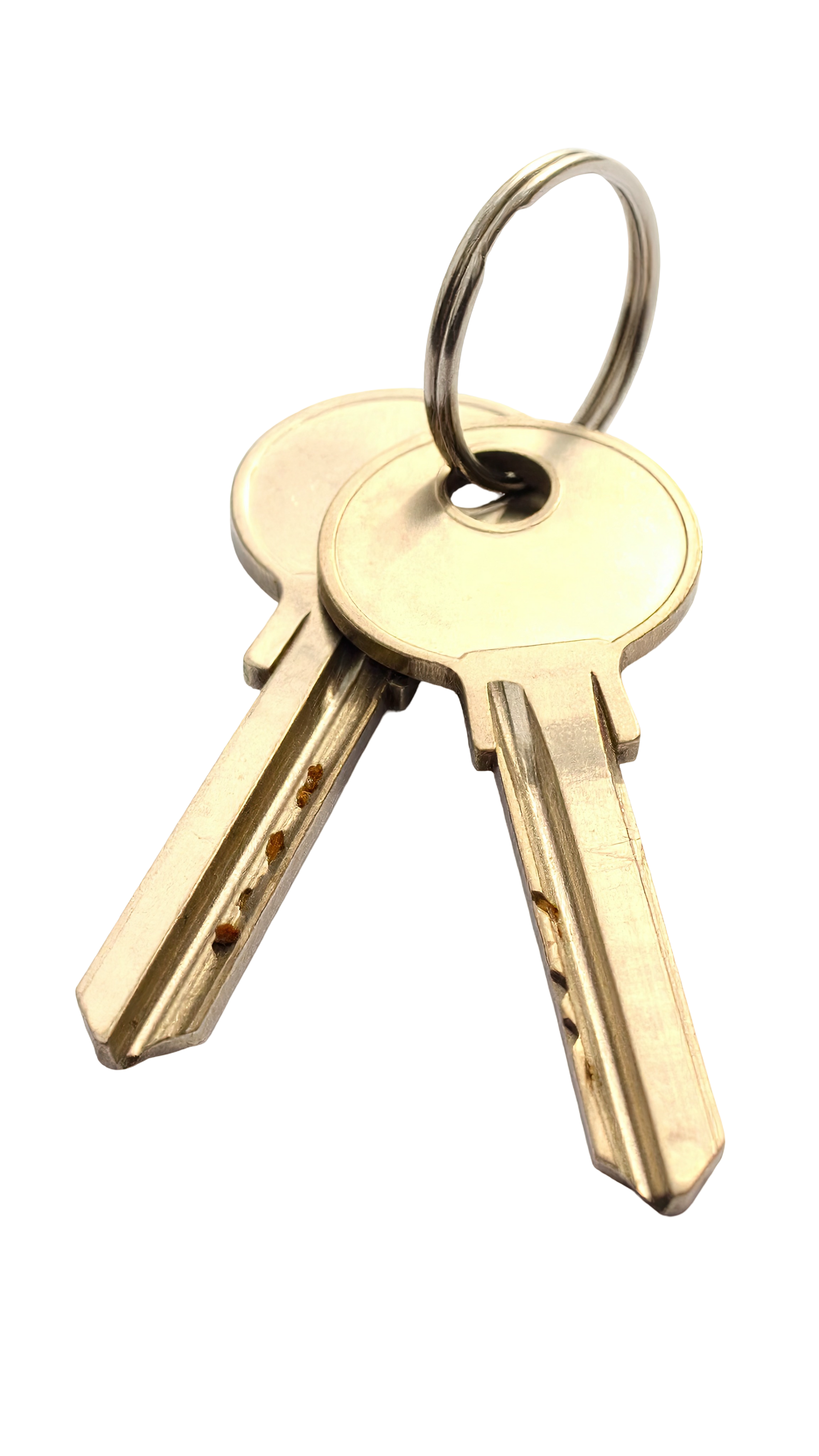 Deux clés en or sur un anneau en argent, vues de dessus, isolées sur fond blanc.