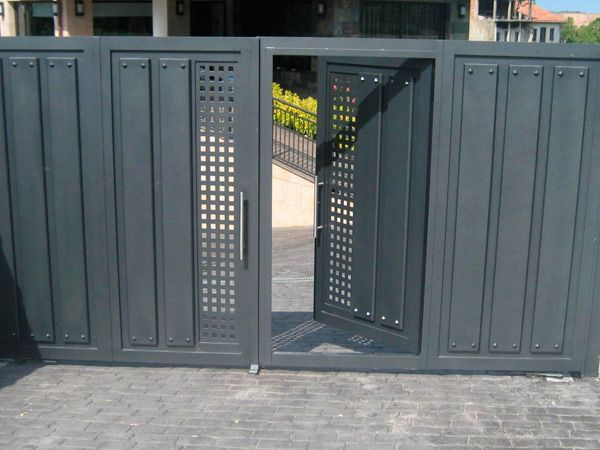 Una puerta negra con un agujero en el medio.